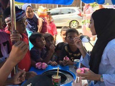 Aksi Si Cantik Berhijab Tak Gengsi Jajakan Es Krim