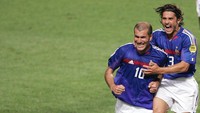 Zinedine Zidane pernah kembali dari pensiun, tapi di level timnas Prancis. Dia sempat mundur usai Euro 2004, tapi kembali lagi karena Prancis kesulitan di kualifikasi Piala Dunia 2006. (Getty Images Sport)