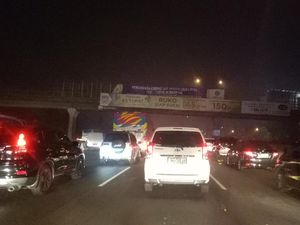 Jarak 10 Km Ditempuh dalam 1,5 Jam di Tol Jakarta-Cikampek
