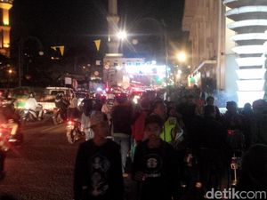Malam Takbiran, Warga Padati Kawasan Alun-alun Bandung Malam Takbiran, Warga Padati Kawasan Alun-alun Bandung