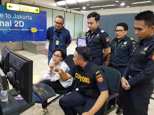 Sidak ke Bandara, Sri Mulyani Bawa Nasi Goreng untuk Petugas Bea Cukai Sidak ke Bandara, Sri Mulyani Bawa Nasi Goreng untuk Petugas Bea Cukai