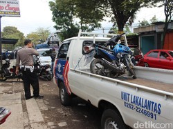 Pecah Ban, Mobil Pemudik Tabrak 2 Kendaraan di Garut