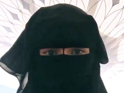 Pergi Umrah, Laudya Cynthia Bella Tampil Bercadar