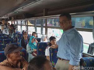 Pantau Mudik di Kampung Rambutan, Anies Puji Sopir hingga Polisi