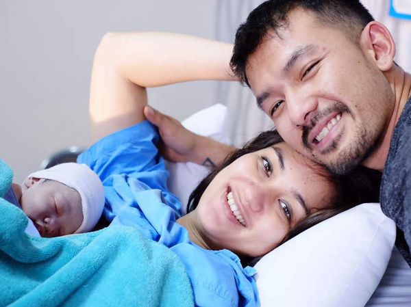 Atiqah Hasiholan dan Rio Dewanto Dikaruniai Buah Hati