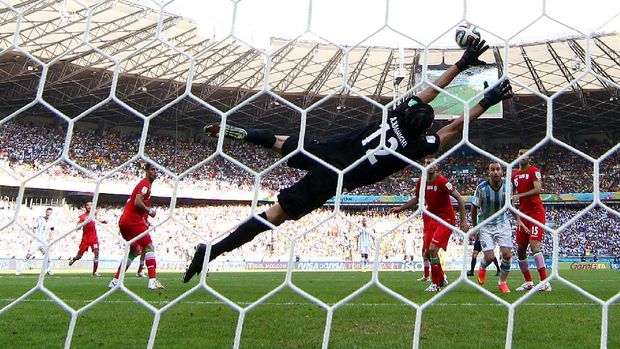 Messi membobol gawang Iran di Piala Dunia 2014.