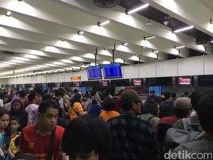 Petugas di Bandara Bakal Wira-wiri Bantu Check-In Pesawat