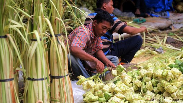 Lebaran Bawa Berkah Pedagang Kulit Ketupat