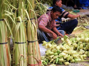 Lebaran Bawa Berkah Pedagang Kulit Ketupat