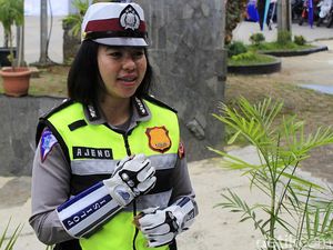 Saat Polwan Jadi Reporter Arus Mudik Lebaran Saat Polwan Jadi Reporter Arus Mudik Lebaran