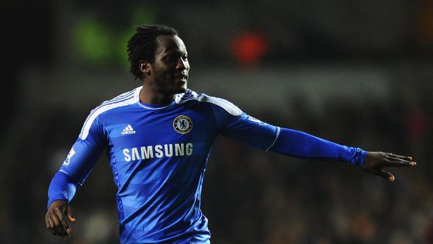 SWANSEA, WALES - JANUARY 31: Romelu Lukaku of Chelsea gives instructions during the Barclays Premier League match between Swansea City and Chelsea at Liberty Stadium on January 31, 2012 in Swansea, Wales.  (Photo by Mike Hewitt/Getty Images)