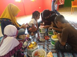 Liburan Lebaran di Lamongan, Ajak Anak-anak Melukis Topeng