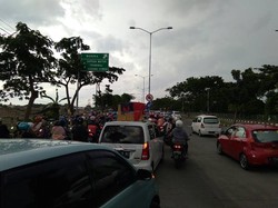 Antrean Kendaraan Pemudik di Suramadu Mengular