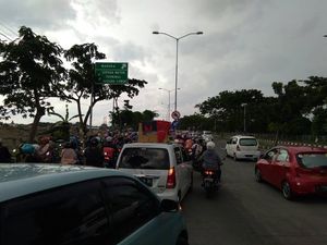 Antrean Kendaraan Pemudik di Suramadu Mengular Antrean Kendaraan Pemudik di Suramadu Mengular