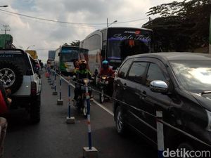Warga Padati Pasar, Jalur Ampel - Sruwen Macet 3 Km Warga Padati Pasar, Jalur Ampel - Sruwen Macet 3 Km