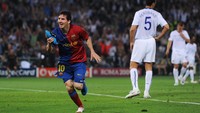 Trofi Liga Champions Pertama. Messi meraih trofi Liga Champions pertamanya pada 27 Mei 2009. Dia mencetak gol kedua Barca dalam laga yang tuntas dengan 2-0. (Foto: Jasper Juinen/Getty Images).