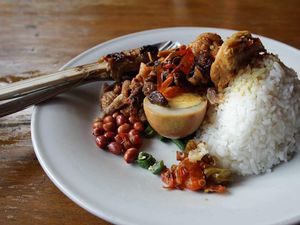 Suka Street Food, Mungkin Obama Mau Coba Nasi Ayam Kedewatan di Ubud?