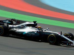 Kalahkan Bottas, Hamilton Pole di Baku Kalahkan Bottas, Hamilton Pole di Baku