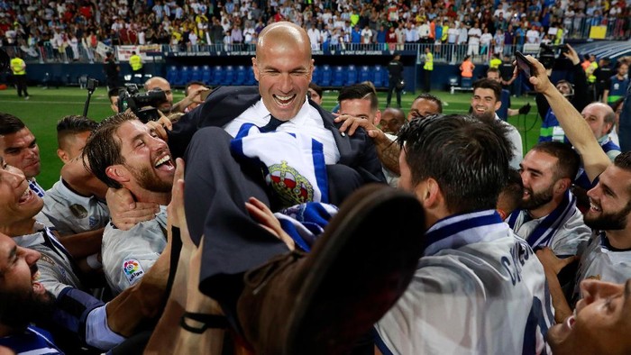 Zinedine Zidane usai Real Madrid memastikan gelar juara La Liga 2016-17. Foto: Gonzalo Arroyo Moreno/Getty Images Zinedine Zidane usai Real Madrid memastikan gelar juara La Liga 2016-17. Foto: Gonzalo Arroyo Moreno/Getty Images