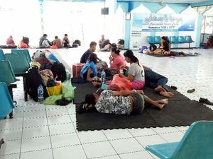 Jeritan Pemudik Tujuan Sapeken Terdampar di Banyuwangi Jeritan Pemudik Tujuan Sapeken Terdampar di Banyuwangi
