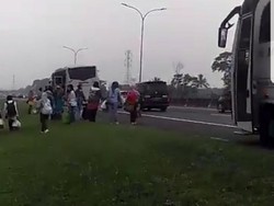 Bus Berasap di Tol Jagorawi, Puluhan Penumpang Panik