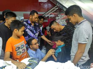 Anies Temani 3 Anaknya Berburu Baju Lebaran di Tanah Abang