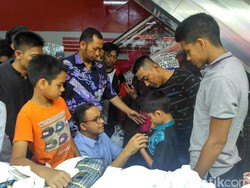 Anies Temani 3 Anaknya Berburu Baju Lebaran di Tanah Abang