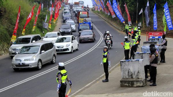 Melihat Kesigapan Polisi Urai Kemacetan di Nagreg