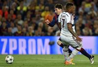 Messi melewati Boateng di Liga Champions.