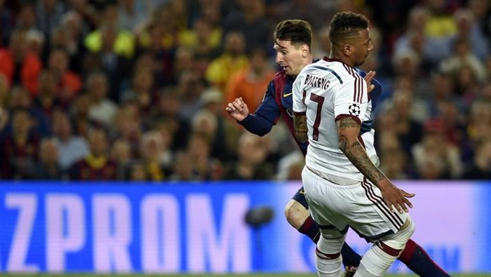 Barcelonas Argentinian forward Lionel Messi (L) vies with Bayern Munichs defender Jerome Boateng (R) during the UEFA Champions League football match FC Barcelona vs FC Bayern Muenchen at the Camp Nou stadium in Barcelona on May 6, 2015.     AFP PHOTO/ LLUIS GENE /