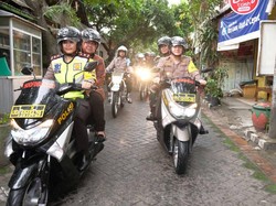 Gerimis, Risma Naik Motor Dibonceng Polwan Pantau Keamanan