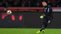 Gianluigi Donnarumma sempat menghebohkan bursa transfer kali ini akibat tarik-ulur kontrak baru dengan AC Milan. Raiola adalah agennya. (Foto: Claudio Villa/Getty Images)
