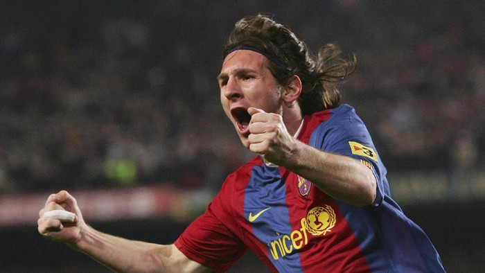 BARCELONA, SPAIN - MARCH 10:  Lionel Messi of  Barcelona celebrates after scoring their second goal during the Primera Liga match between Barcelona and Real Madrid at the Nou Camp stadium on March 10, 2007 in Barcelona, Spain.  (Photo by Denis Doyle/Getty Images)