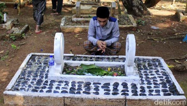 Usai Salat Id, Warga Paseh Bandung Ziarah Kubur