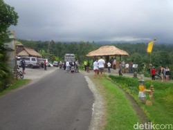 80 Menit di Terasiring Tabanan, Obama Trekking Sambil Lihat Pura