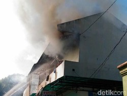 Ditinggal Mudik, Sebuah Rumah Terbakar di Duren Sawit