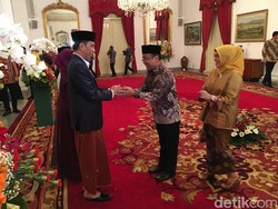 Pejabat Hingga Warga Antre Salaman dengan Jokowi-JK di Istana