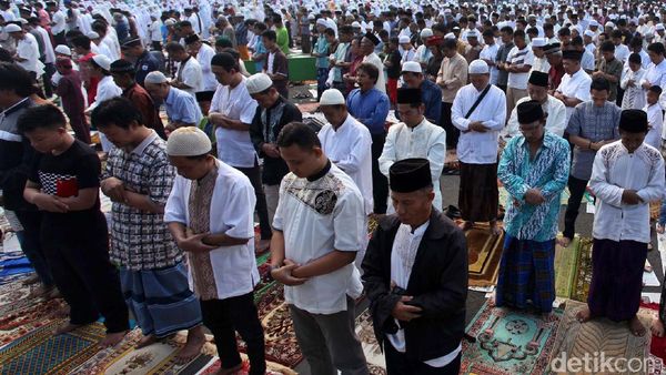 Umat Islam Salat Idul Fitri di Jalanan Kawasan Senen