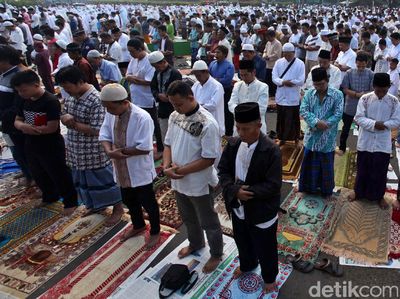 Umat Islam Salat Idul Fitri di Jalanan Kawasan Senen