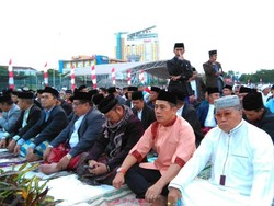 Gubernur Sulsel dan Walkot Makassar Salat Id di Lapangan Karebosi