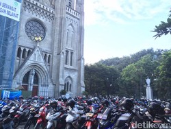 Penampakan Kendaraan Jemaah Salat Id yang Parkir di Katedral