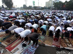 Niat dan Tata Cara Sholat Idul Fitri Lengkap Makmum, Imam, dan Sendiri