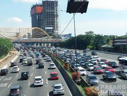 Tol Cawang Arah Bekasi Macet 14 Km