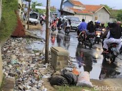 Air Lindi dari Tumpukan Sampah Depan Rumah Mewah di Majalaya Ini Bau