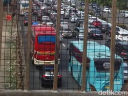 Tol Jakarta Arah Cikampek Padat di Bekasi hingga Cikarang