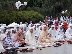 Risma Salat Id di Taman Surya, Khatib Ingatkan Solidaritas Sosial