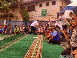 Menhub dan Menteri PUPR Makan Bareng Sopir Terminal Kampung Rambutan