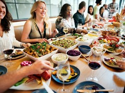 Sering Makan di Restoran Tapi Ingin Tetap Sehat? Ini Triknya (2)