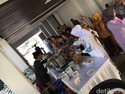 Usai Salaman, Jokowi Persilakan Warga Santap Saji di Istana