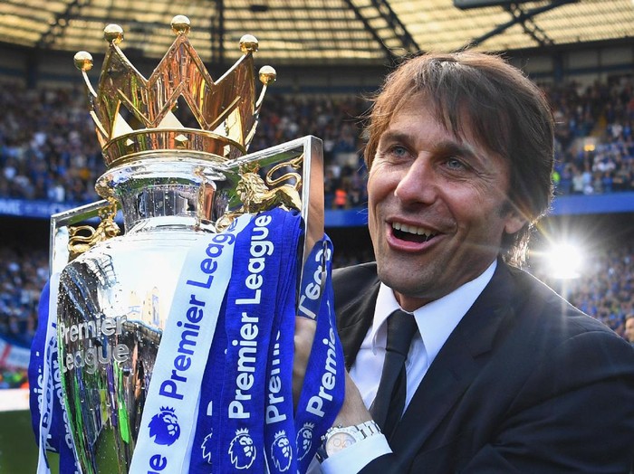 LONDON, ENGLAND - MAY 21: Antonio Conte, Manager of Chelsea poses with the Premier League Trophy after the Premier League match between Chelsea and Sunderland at Stamford Bridge on May 21, 2017 in London, England. (Photo by Michael Regan/Getty Images)